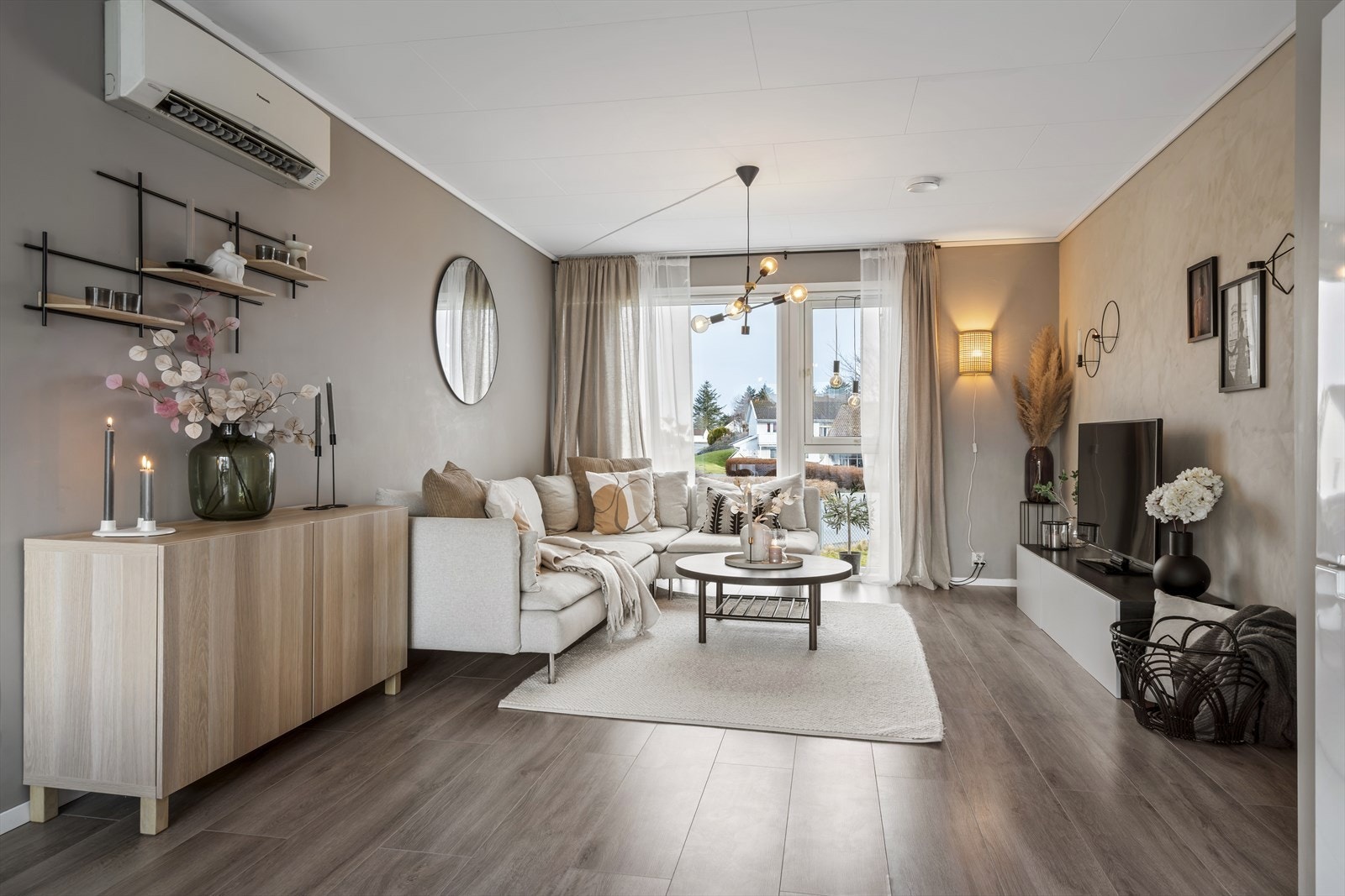 De store vindusflatene slipper inn naturlig lys Galleribilde