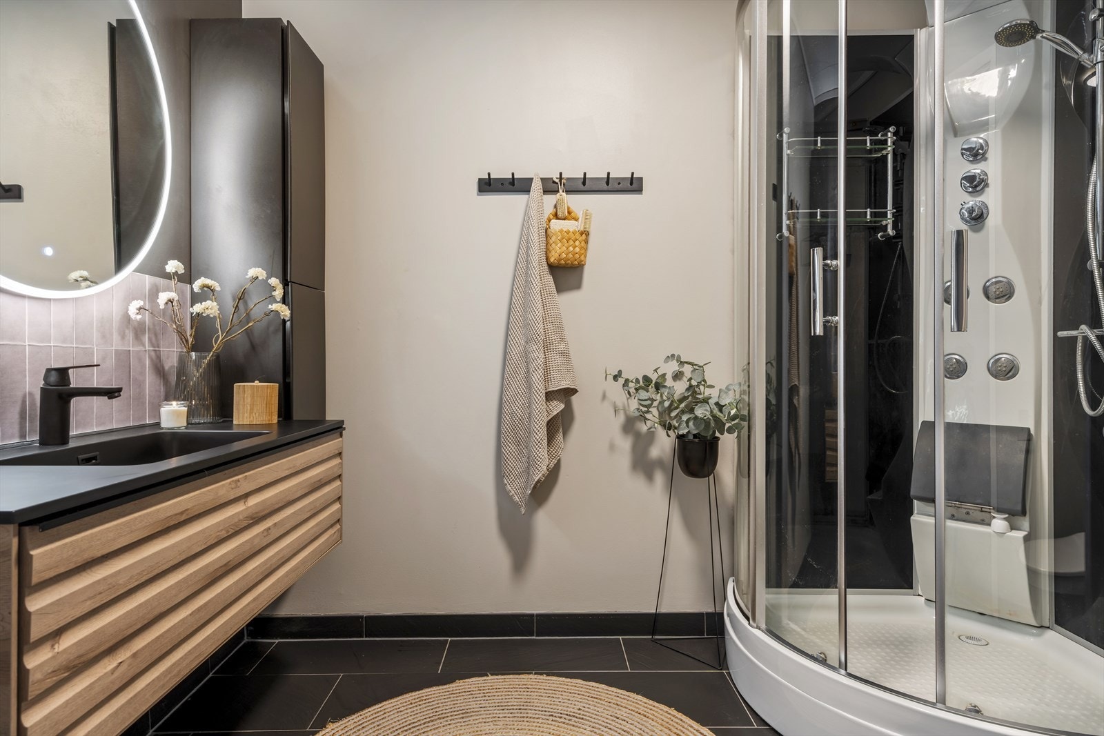 Pent bad med dusj, toalett og baderomsinnredning Galleribilde