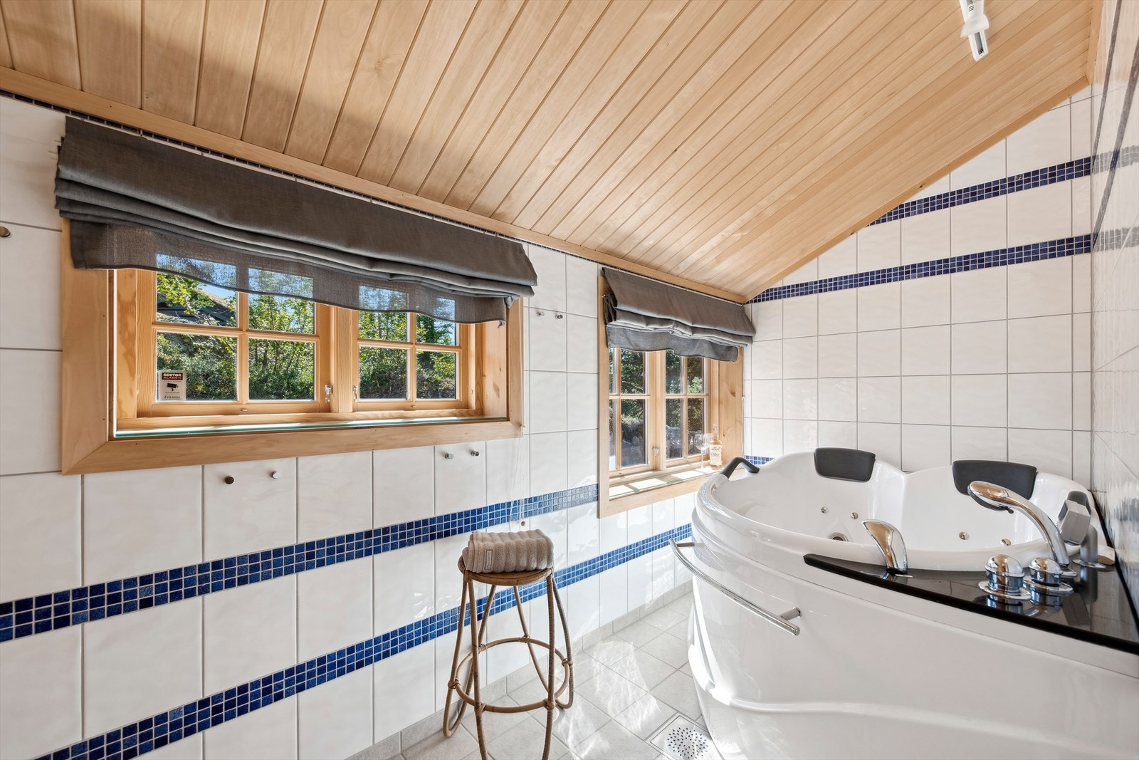 Hovedbadet har både dusjnisje, boblebadekar og badstue. Galleribilde