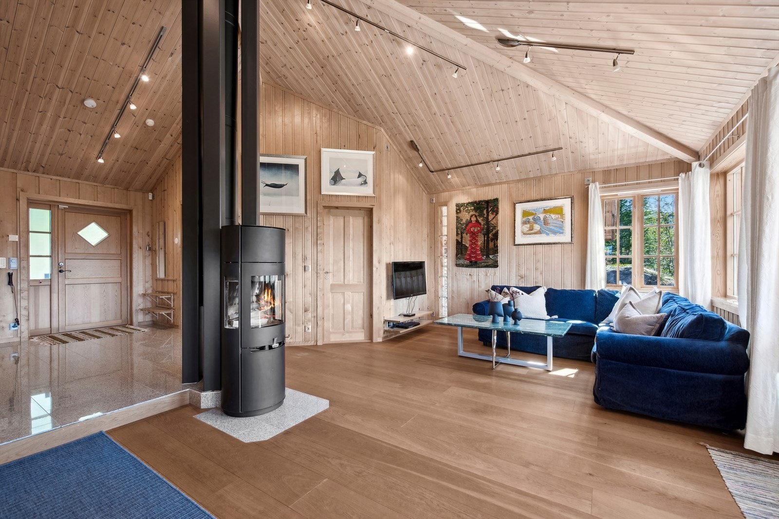 Åpen stue med rikelig lysinnslipp fra de mange vinduene, alle med fantastisk utsikt mot Gaustatoppen. Legg merke til det lekre pyramidetaket som tilfører rommet et unikt preg. Galleribilde