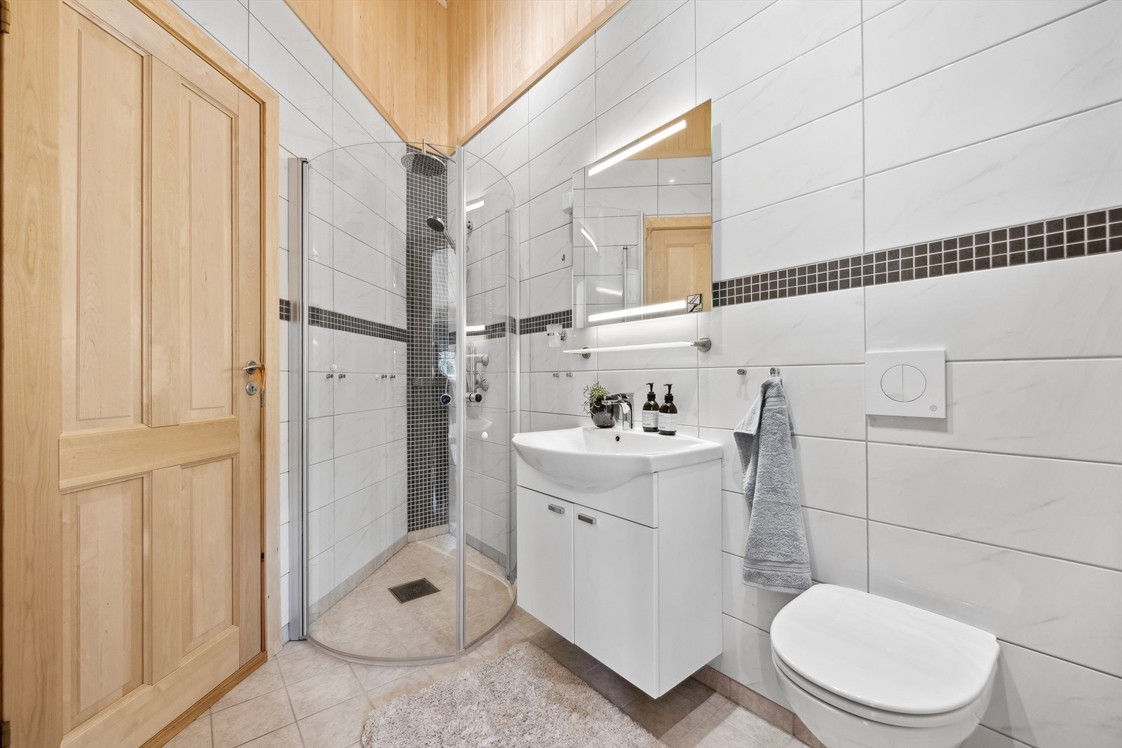 Hytta har hele tre moderne bad, som sikrer komfort og bekvemmelighet for hele familien. Galleribilde