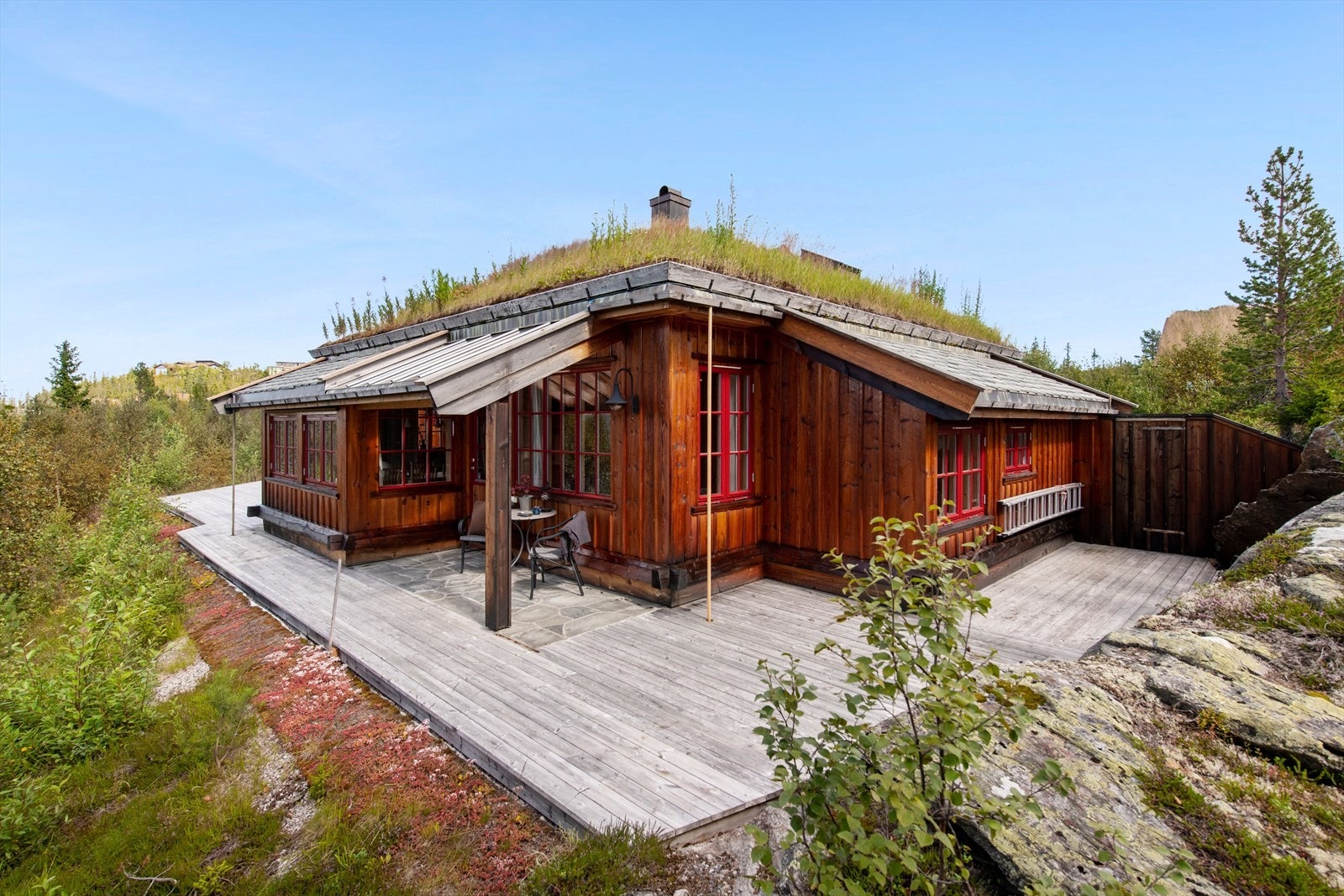 Brendstaultjønnvegen 6. Kvalitets hytte med pyramidetak, særdeles gode materialkvaliteter både innvendig og utvendig. Hver detalj er gjennomtenkt, fra de håndplukkede utvendige materialene til de nøye utvalgte tresortene svartor, bjørk og osp innendørs. Galleribilde