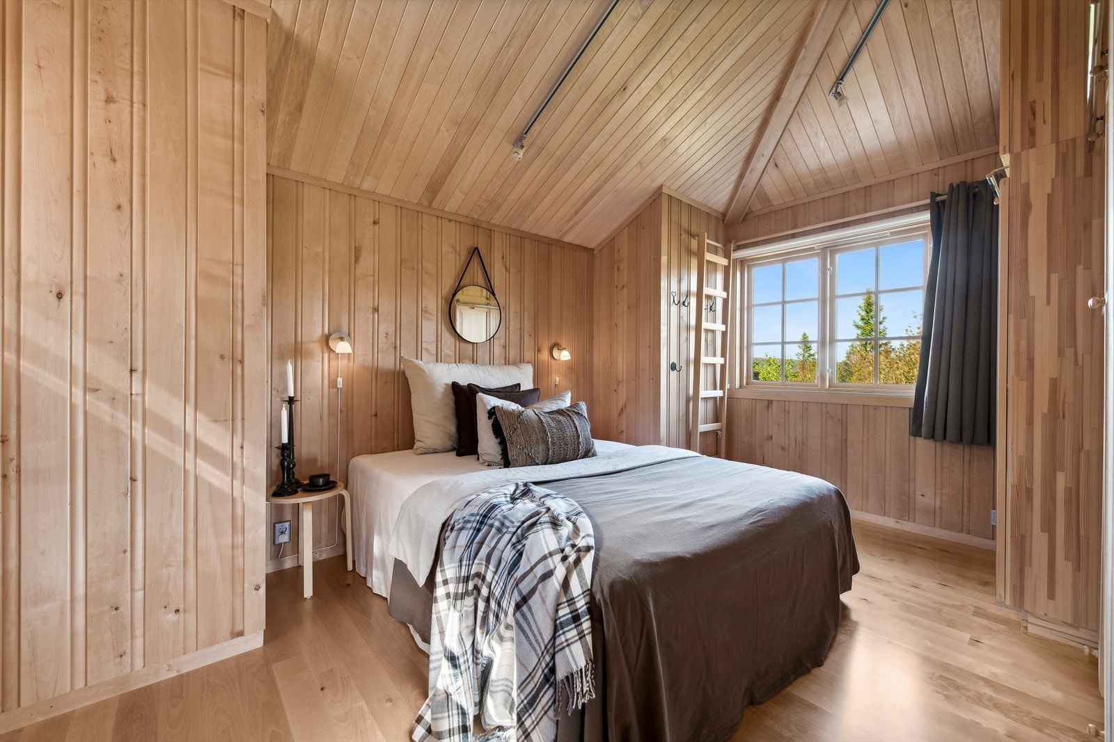 Soverom i hyttas nordre del. Alle soverom har god plass til garderobe. Galleribilde