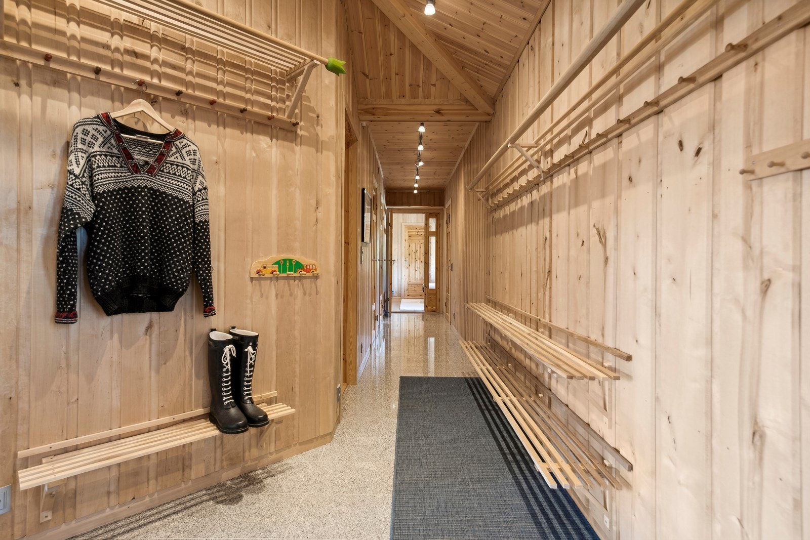 Romslig gang med god plass til både jakker og sko, perfekt for organisering og velkomst. Galleribilde
