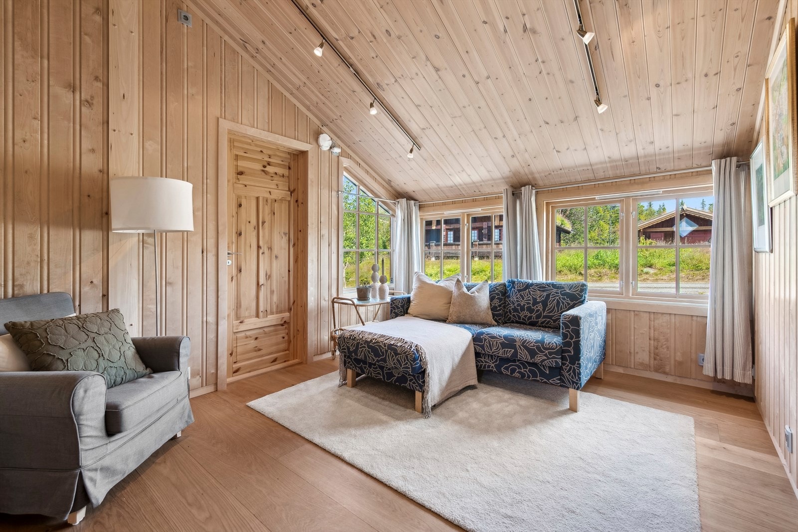 I den nordre delen finner du en egen sone, spesielt tilpasset den yngre garde, med en ekstra stue, bad og soverom. Her kan barna trekke seg tilbake og ha sitt eget fristed mens resten av familien nyter roen i hoveddelen. Galleribilde