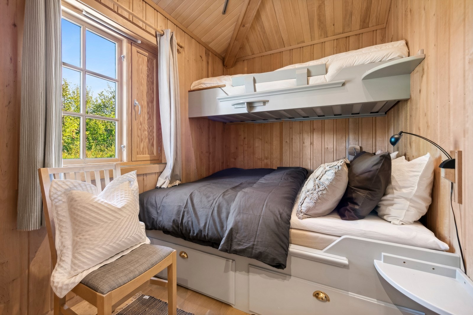 Tre av soverommene er vestvendte og tilbyr en eventyrlig utsikt mot Gaustatoppen - et landskap som endrer seg med årstidene og gir deg en helt spesiell naturopplevelse. Galleribilde