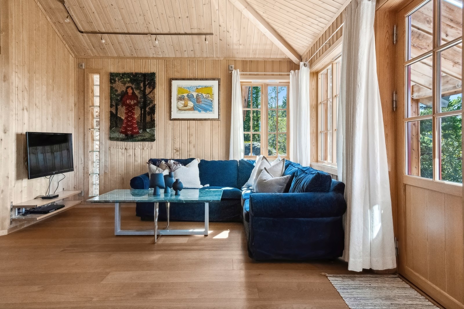 Stuen er åpen og luftig, med god plass til både salong og spiseplass, ideell for sosiale sammenkomster og avslapning. Galleribilde