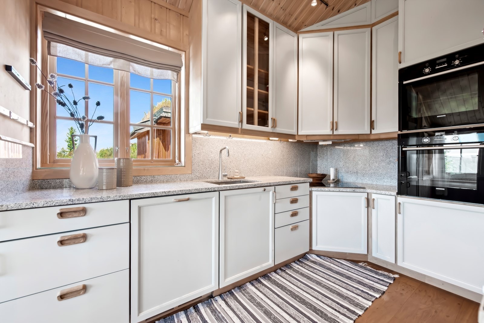 Kjøkken med benkeplate i granitt, som gir en elegant og slitesterk overflate. Galleribilde