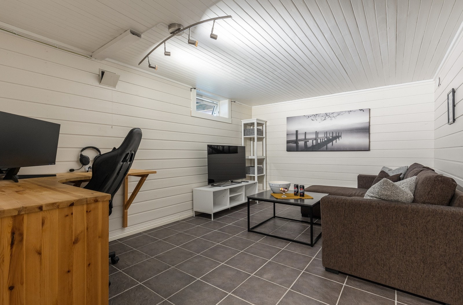 Kjelleretasjen er bestående av vaskerom, to boder, kjellerstue og walk-in garderobe Galleribilde