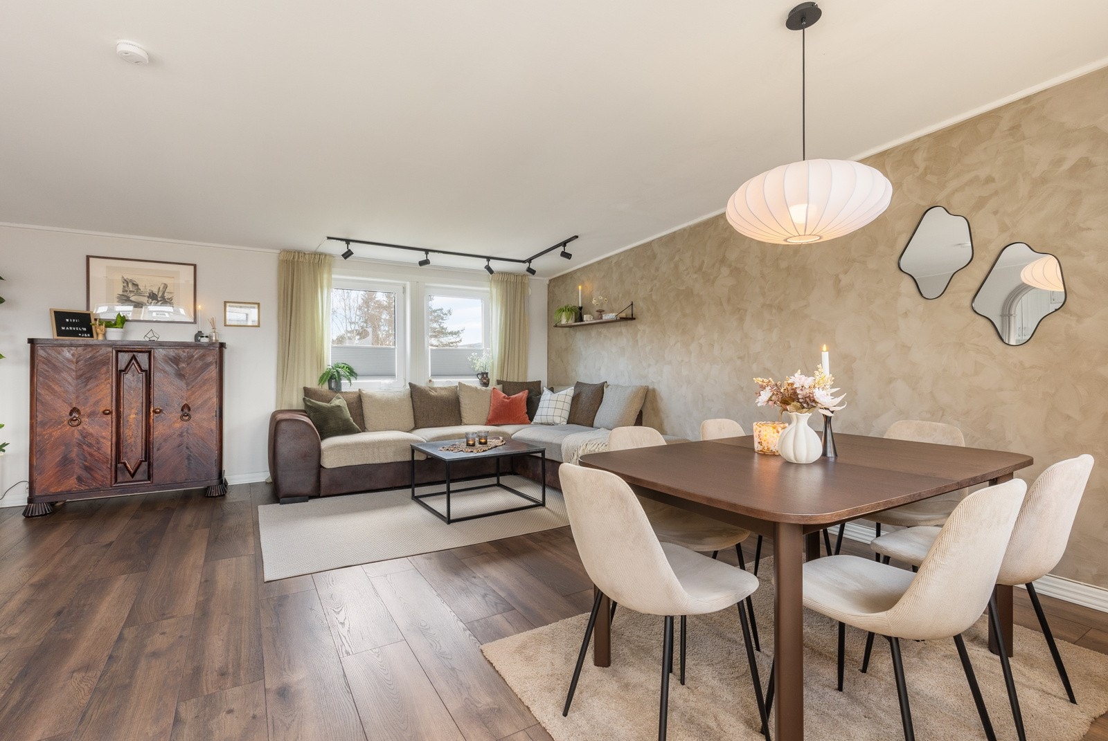 Stuen er av god størrelse og har god plass til sofagruppe og spisebord Galleribilde