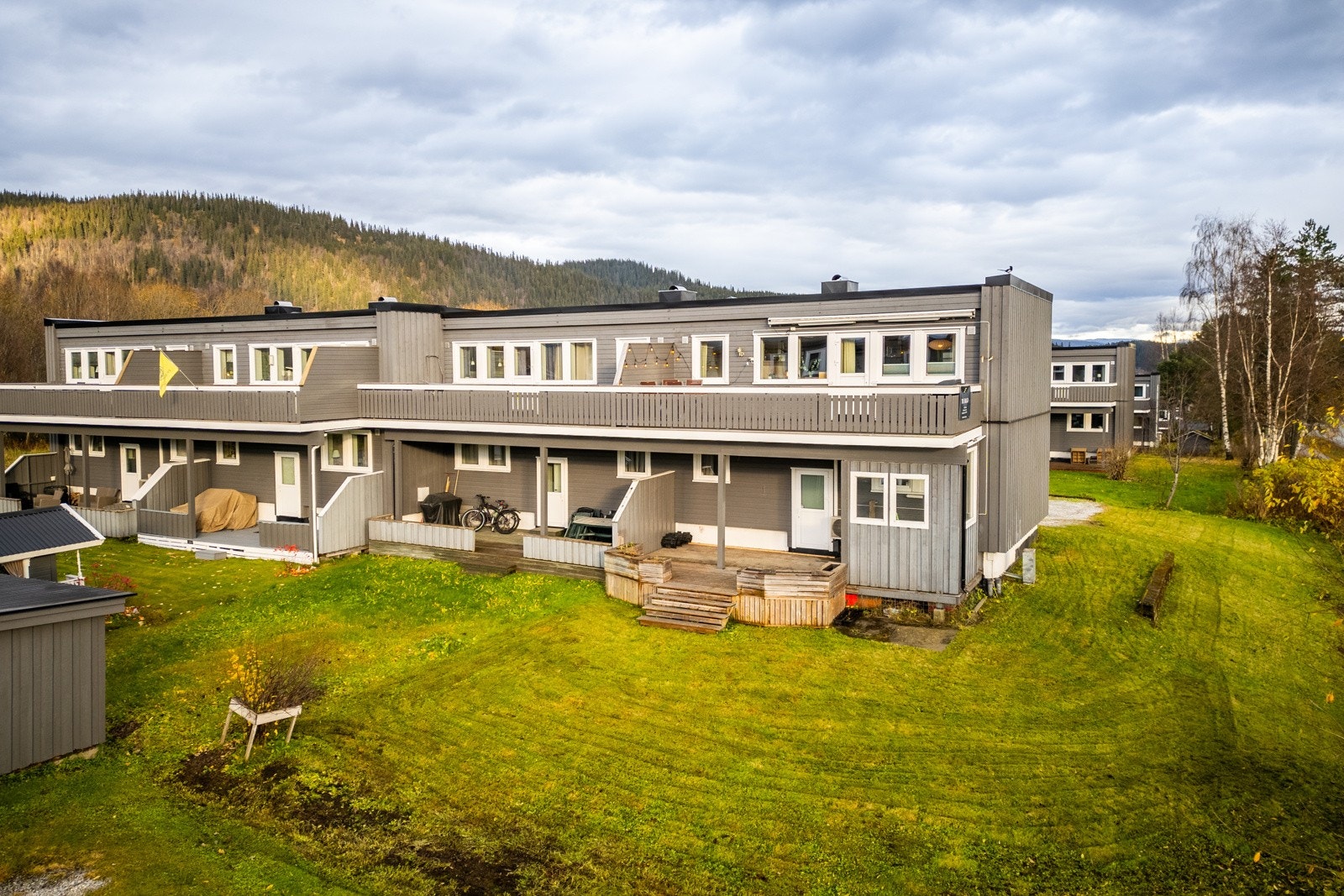 Hage med plass for lek til barna Galleribilde