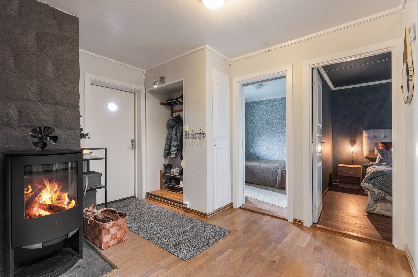Lys og innbydende entré hvor du enkelt kan henge fra deg yttertøyet | Flott peisovn som varmer opp hele boligen Galleribilde