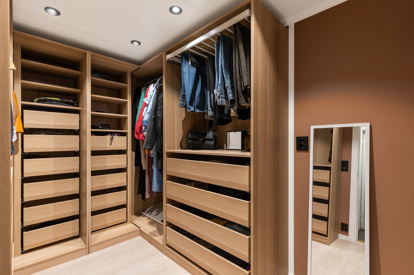Praktisk walk-in garderobe med gode oppbevaringsmuligheter Galleribilde