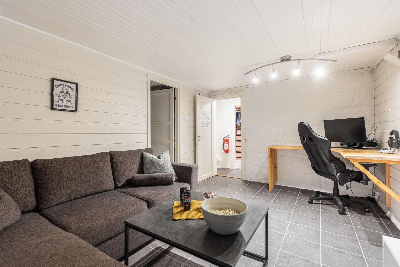 Kjellerstuen rommer god plass til sofagruppe med tilhørende møblement (Rommet er ikke godkjent for varig opphold) Galleribilde
