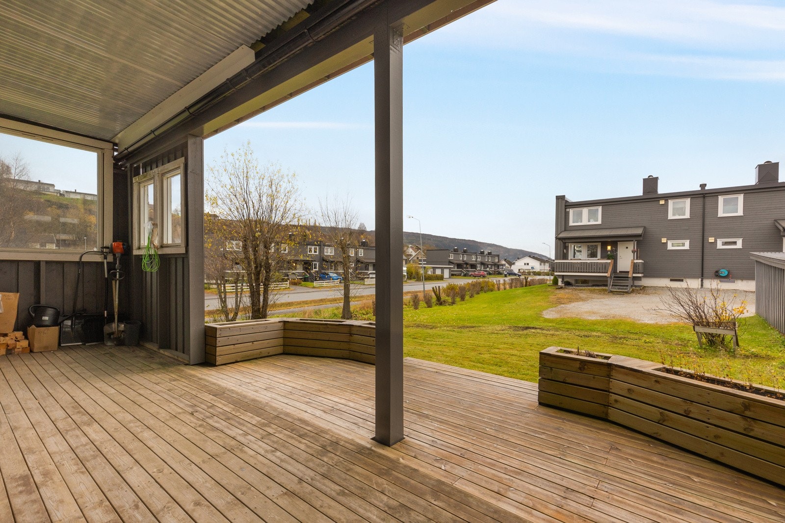 Fra boligens 1. etasje har du utgang til en flott terrasse med videre utgang til hage Galleribilde