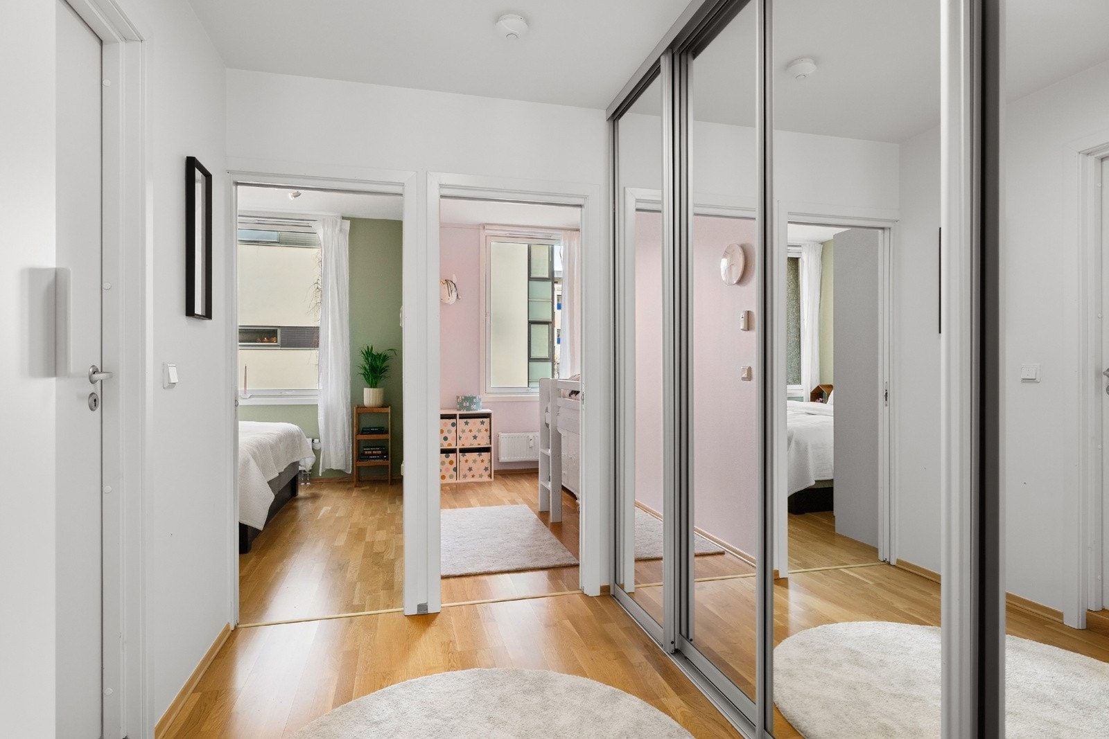 I gangen er det god oppbevaringsplass i stor skyvedørsgarderobe Galleribilde