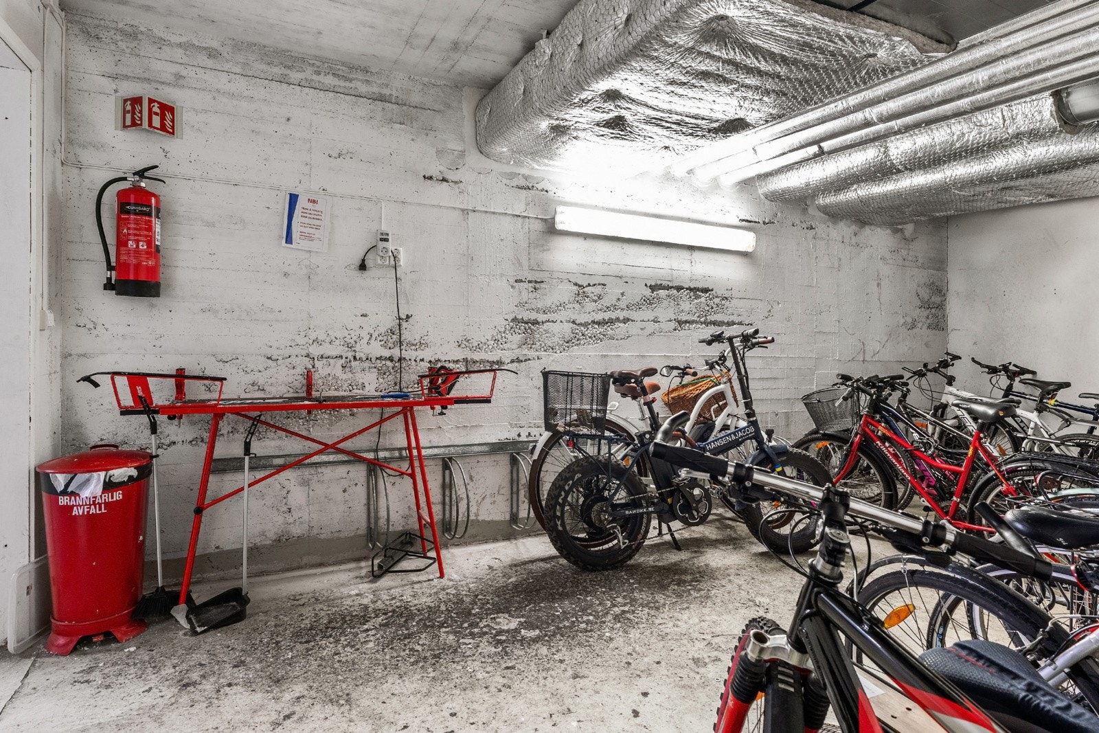 Beboerne disponerer også ett felles rom i kjelleren med utsyr for å smøre ski Galleribilde