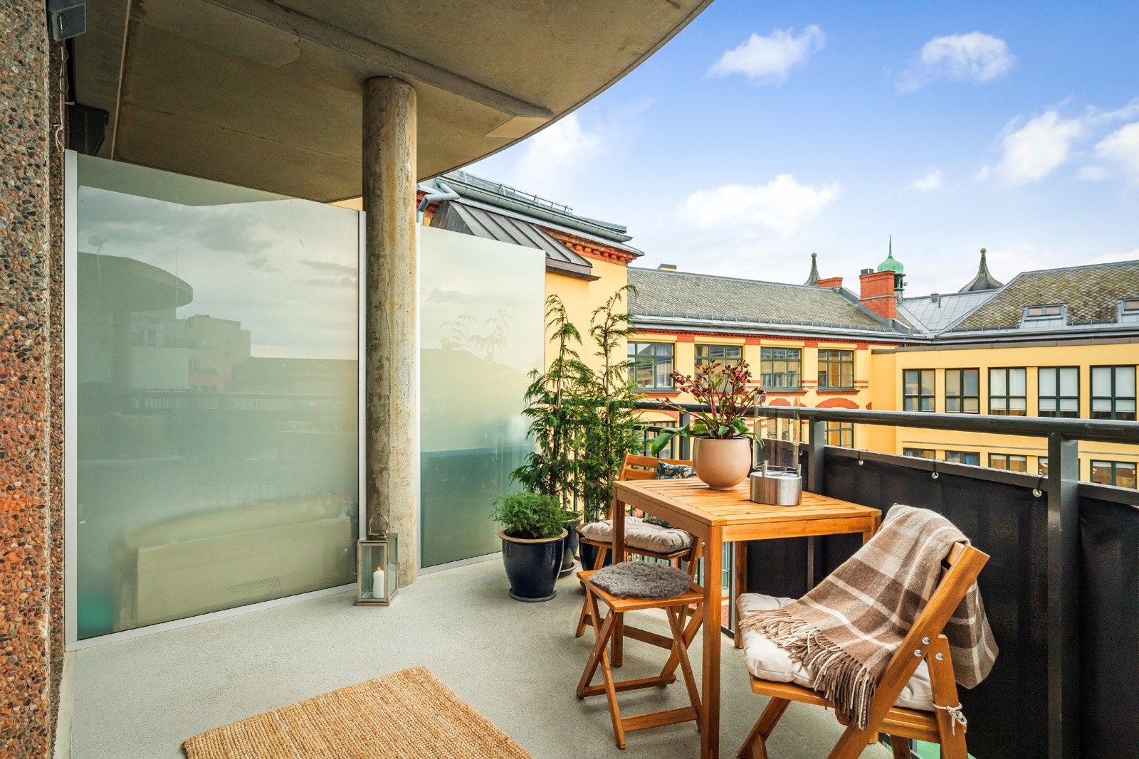 Fra stuen er det utgang til flott sydvendt balkong på ca. 8 kvm med gode solforhold Galleribilde