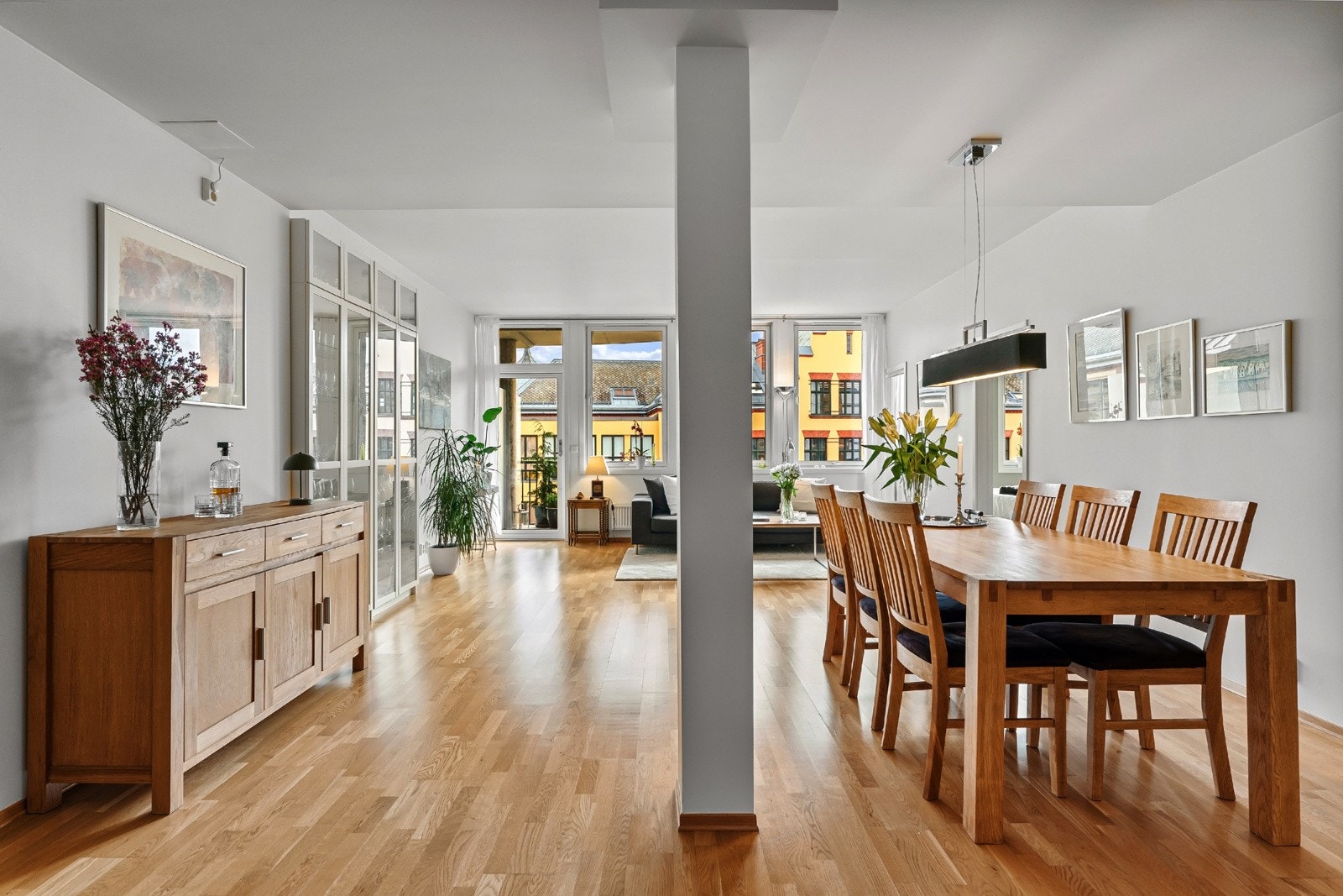 I stuen er det en takhøyde på nesten 2,7 meter, som gir en luftig romfølelse Galleribilde