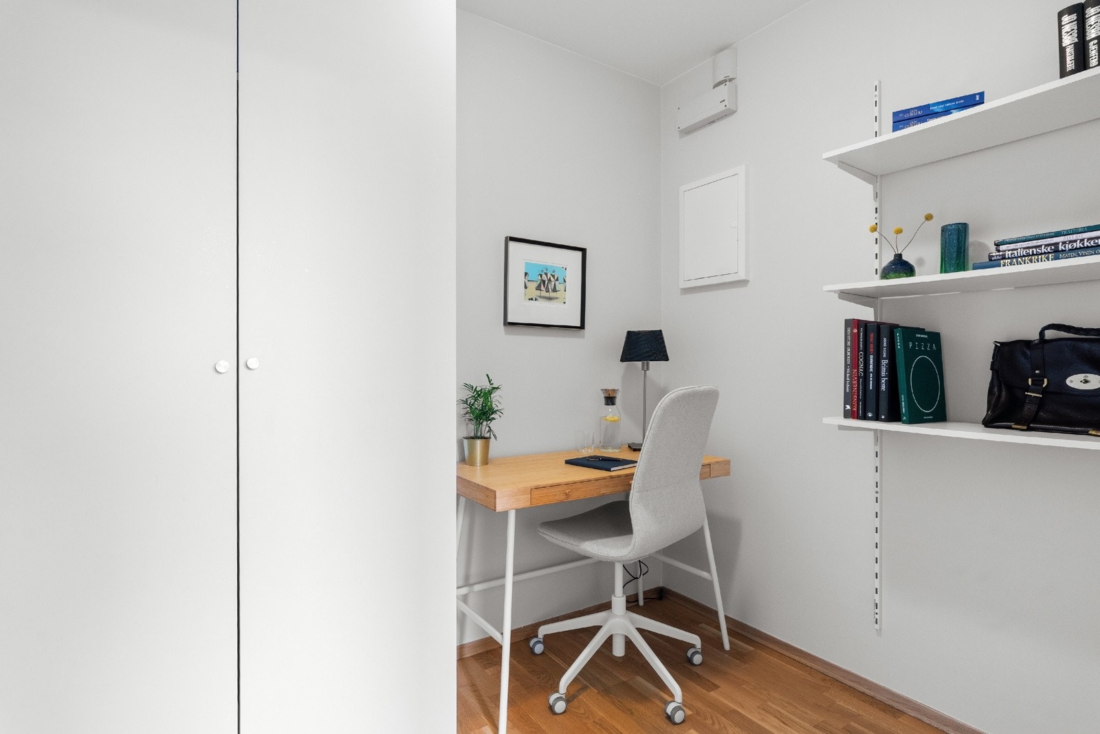 I omkledningsrommet er det god oppbevaringsplass i store garderobeskap, og plass til hjemmekontor om ønskelig Galleribilde