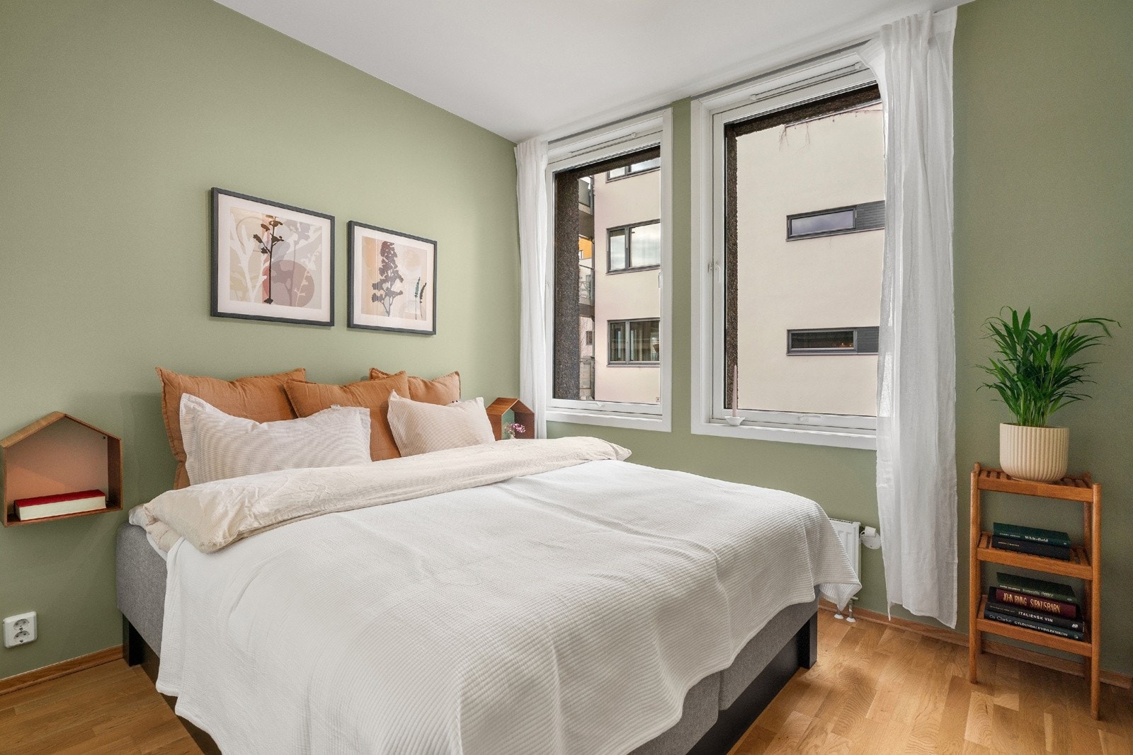 Soverom 2 er også av god størrelse til stor seng og nattbord Galleribilde