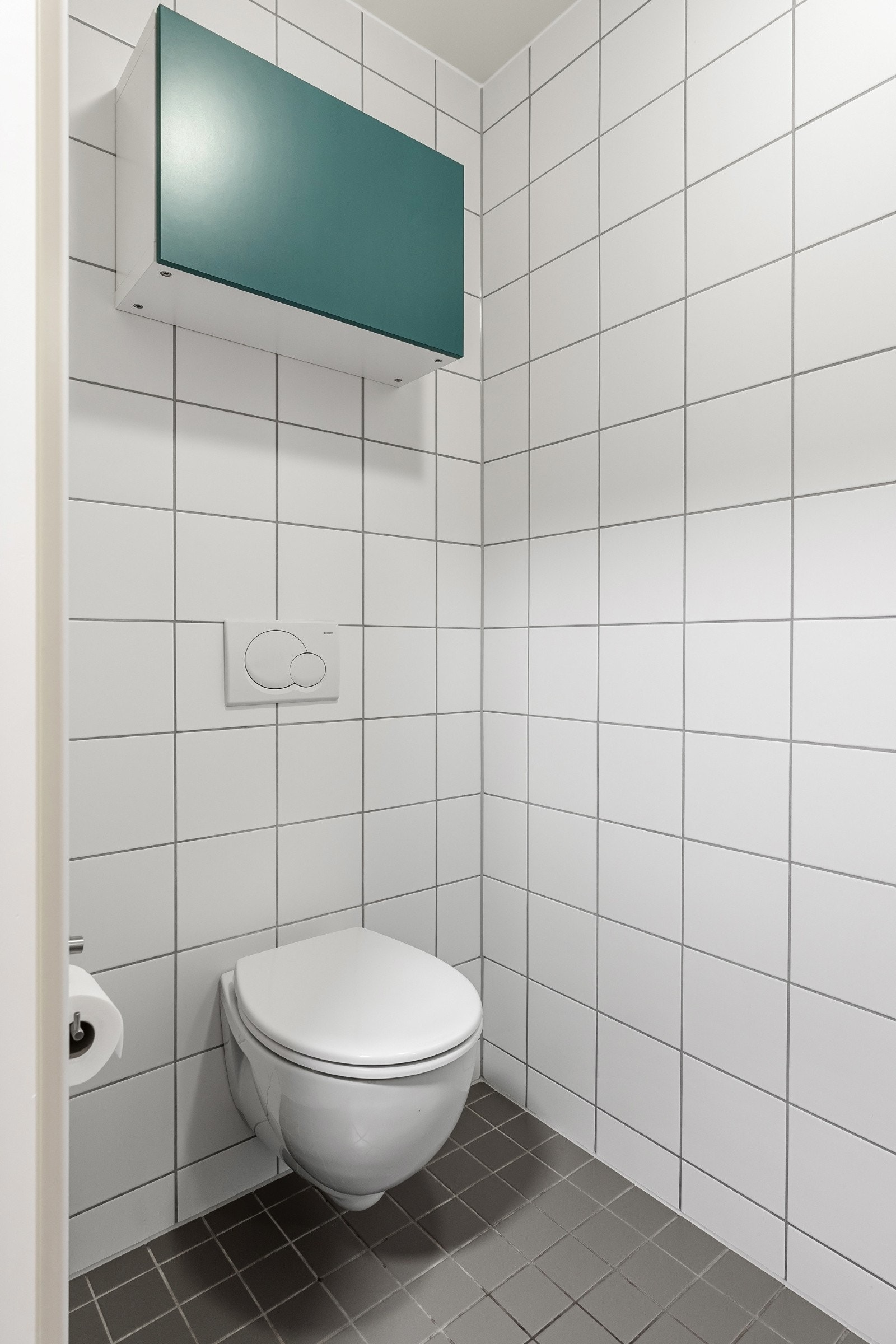 Fra entréen er det adkomst til separat WC-rom Galleribilde