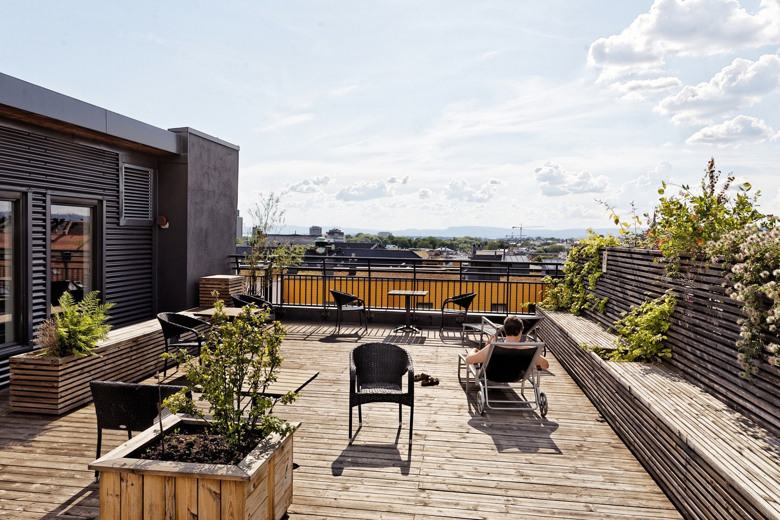 Takterrassen har fantastisk utsikt, flere sittegrupper og beplantning Galleribilde