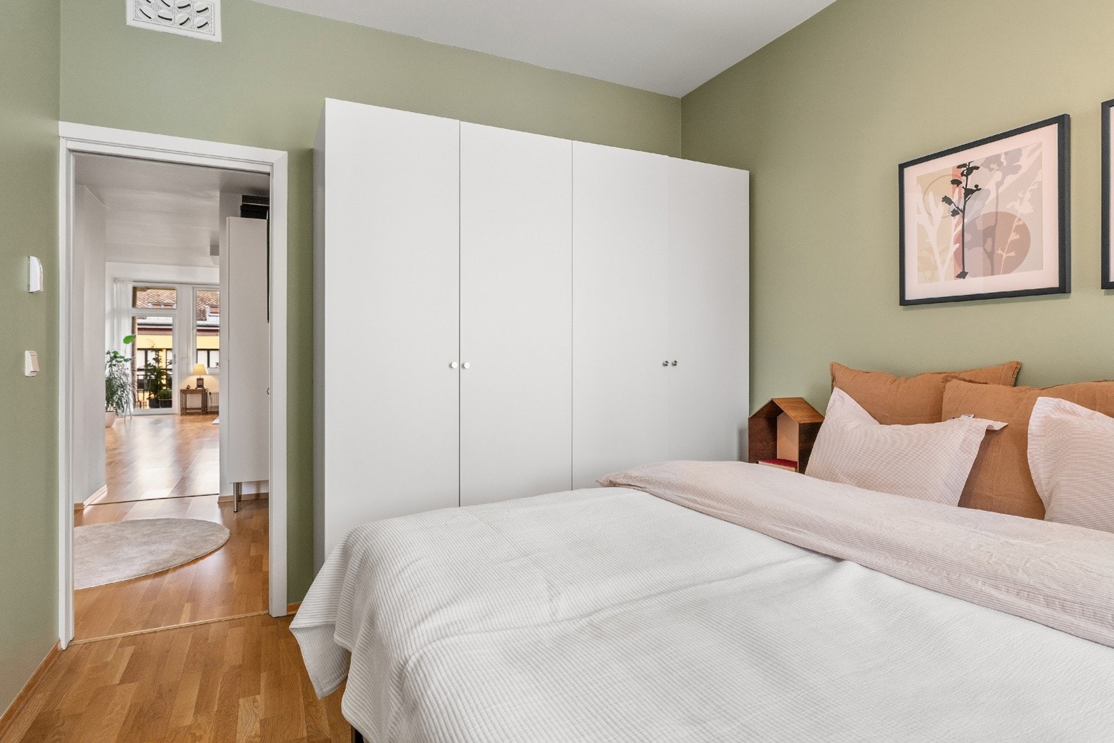 Oppbevaring i stort medfølgende garderobeskap Galleribilde