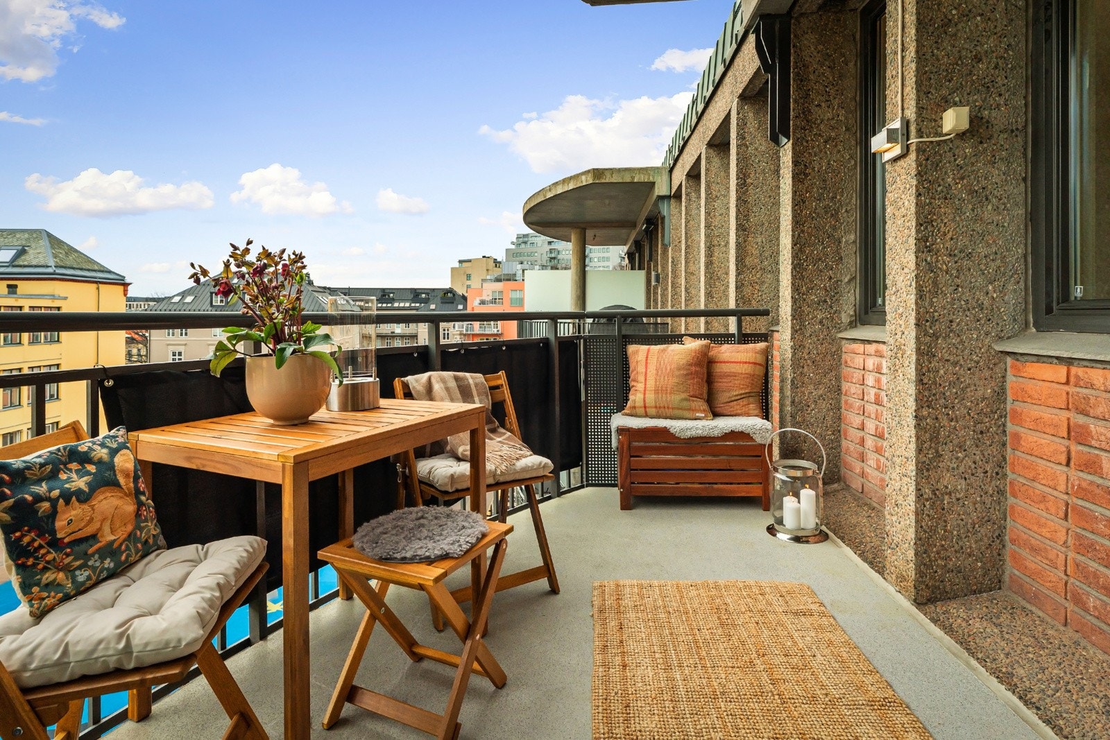 Balkongens størrelse gir gode møbleringsmuligheter, og er den perfekte forlengelse av stuen på sommeren. Balkongen oppleves som usjenert Galleribilde