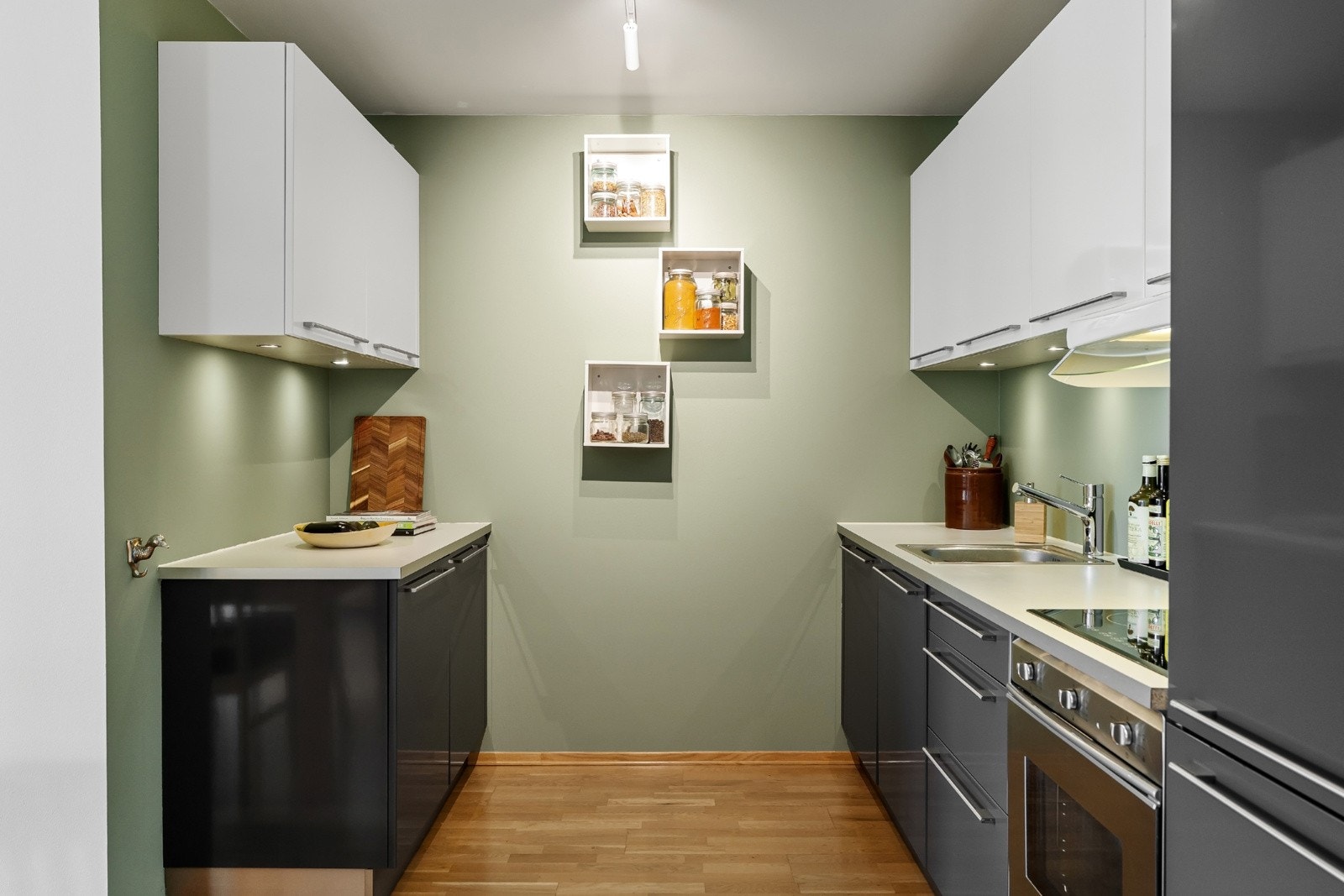 Her er det godt med skap- og benkeplass, og lys under overskap for gode arbeidsforhold Galleribilde