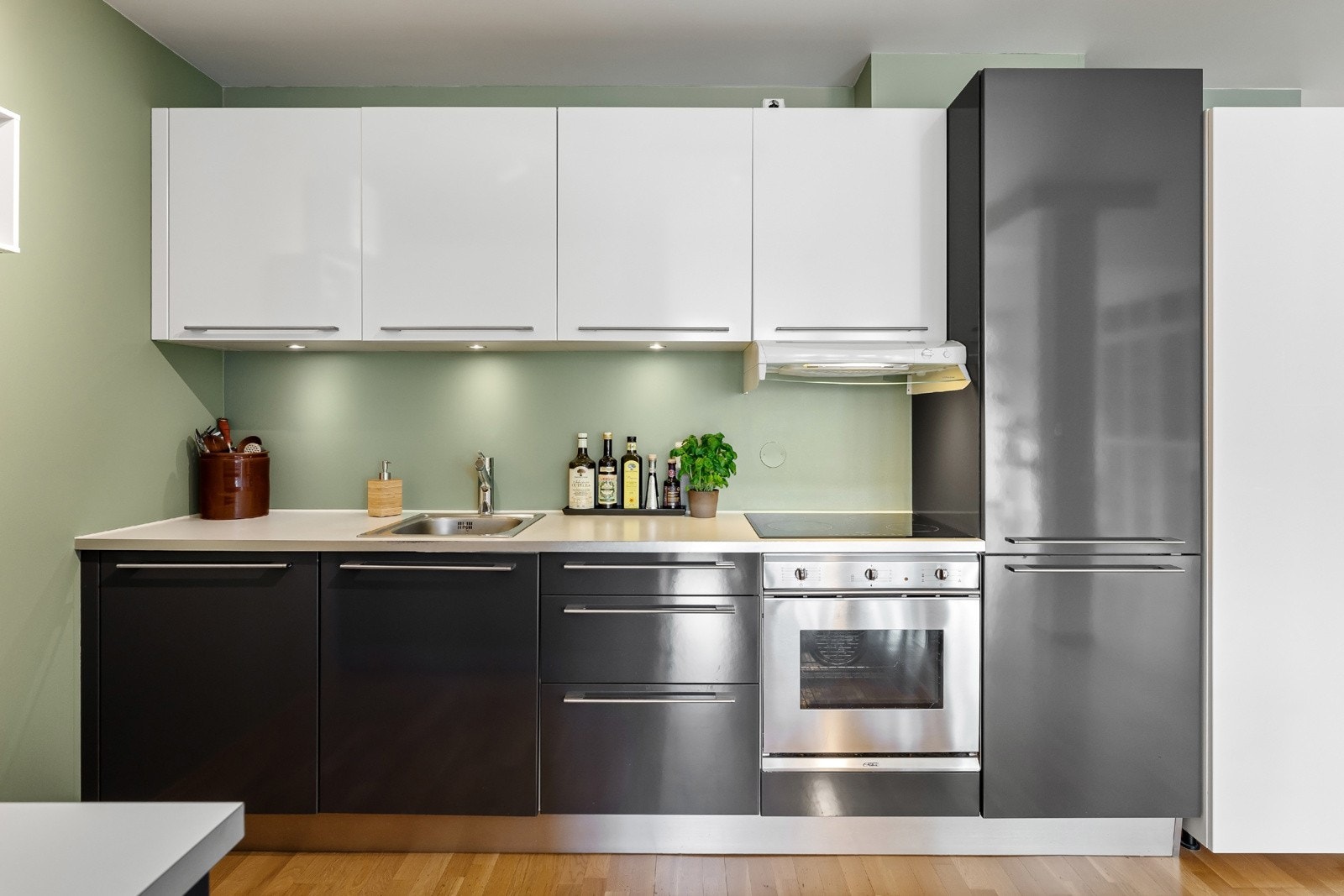 Moderne kjøkkeninnredning fra 2008 i åpen løsning fra stuen Galleribilde