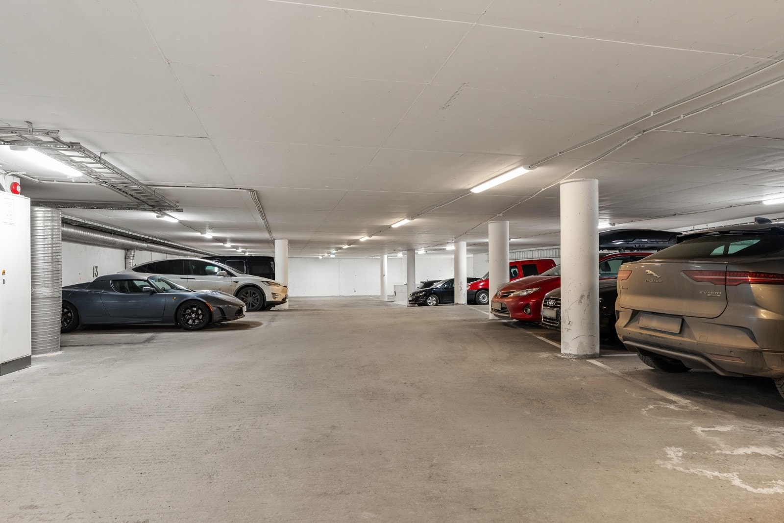 Parkeringskjeller for bygget, med rett til å leie plass. Her er det ved jevne mellomrom også mulig å kjøpe parkeringsplasser av privatpersoner Galleribilde