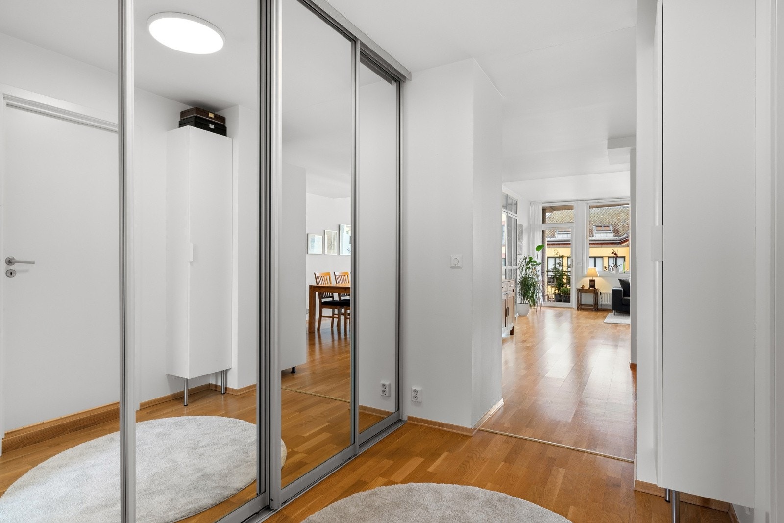 Fra kjøkkenet kommer du til leilighetens gang, som gir adkomst til bad, soverom 2 og soverom 3 Galleribilde