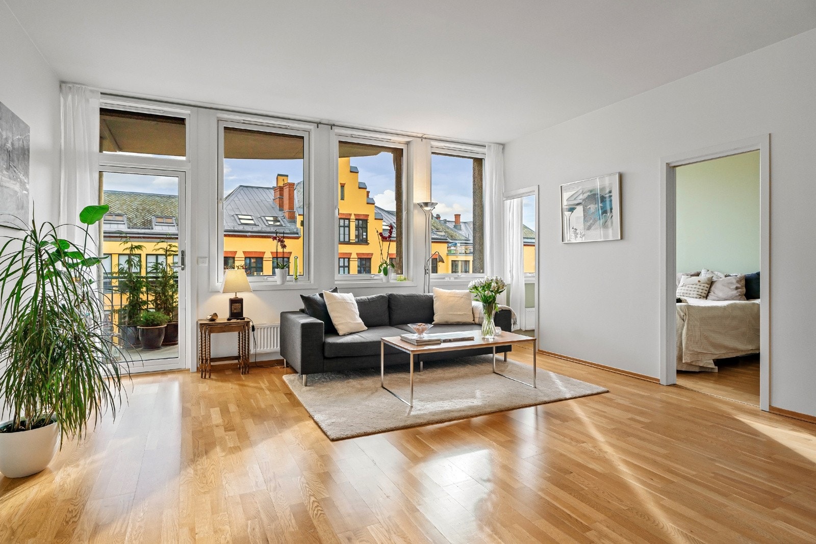 Leiligheten inneholder en lys og åpen stue med store vindusflater og utgang til sydvendt balkong, åpen kjøkkenløsning, flislagt bad og separat wc-rom, og 3 soverom av god størrelse Galleribilde