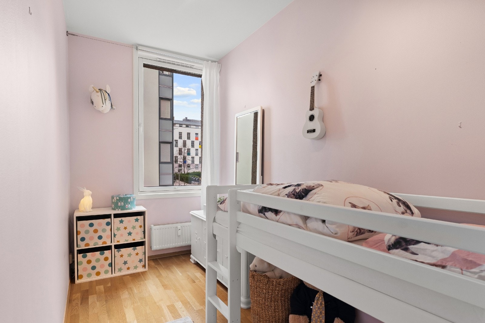 Leilighetens siste soverom benyttes i dag som barnerom, med køyeseng og oppbevaringsmøblement Galleribilde