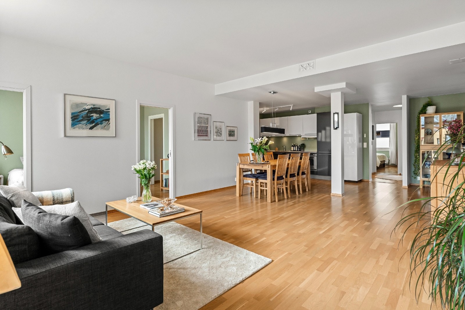 Rommet har store vindusflater ut mot leilighetens balkong som gir godt med naturlig lysinnslipp. Dette kombinert med god takhøyde gir en luftig romfølelse Galleribilde