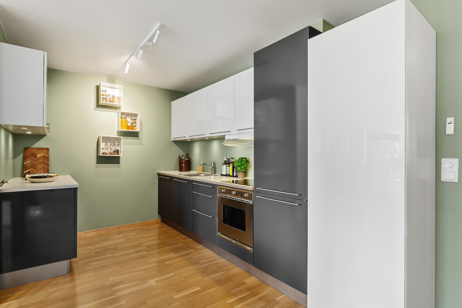 Integrerte hvitevarer som platetopp, stekeovn, oppvaskmaskin og kjøle/fryseskap Galleribilde