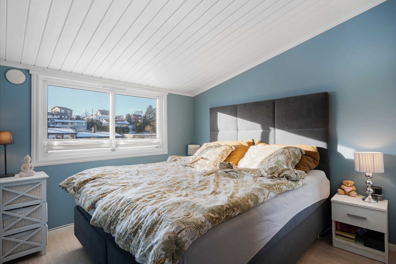 Boligen har tre soverom, alle plassert i 2.etasje, der hovedsoverommet er spesielt romslig. Galleribilde