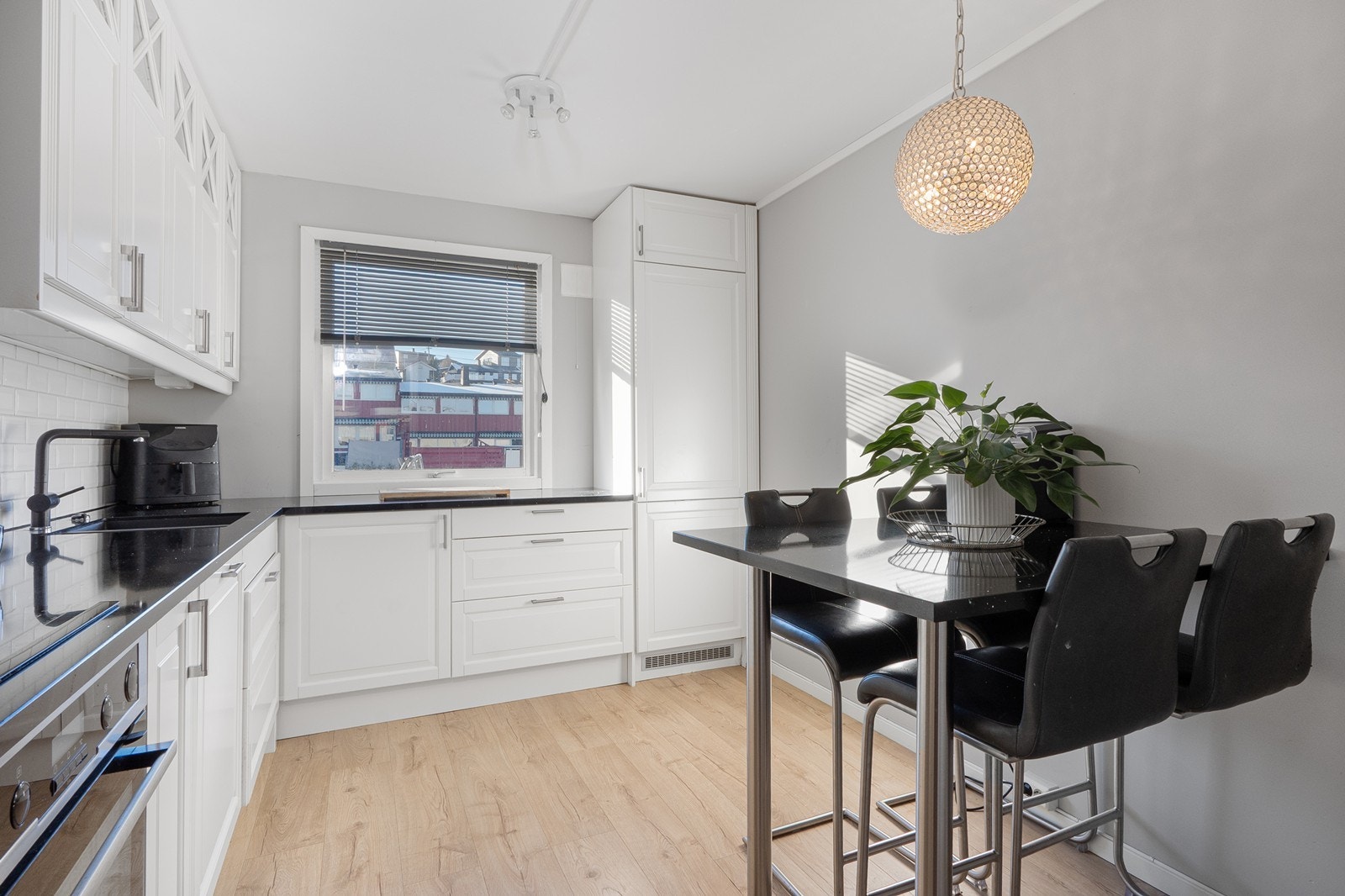 Kjøkkenet fra 2017 har benkeplate i polert granittstein og et veggfestet bord med steinplate for kaffebesøket eller et raskt måltid. Galleribilde