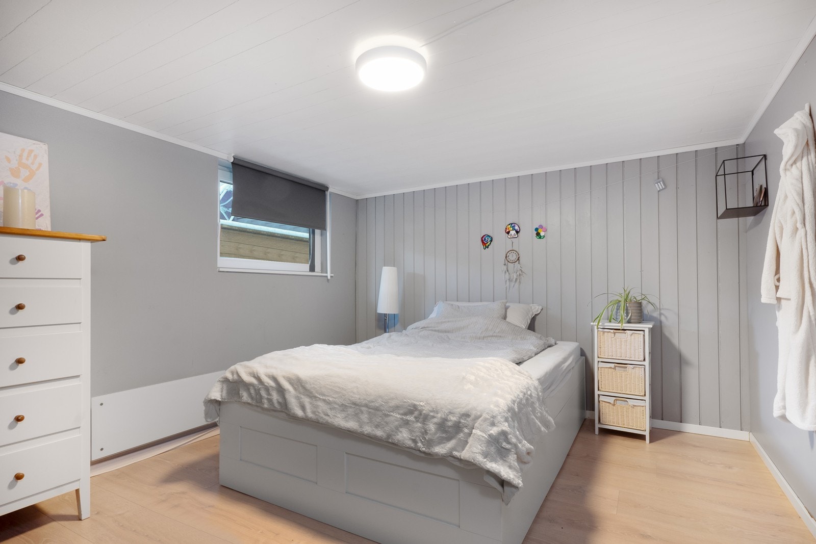 Rom brukt som soverom er romslig med et areal på 13 kvm og vindu fra 2021. Rommet er ikke godkjent for varig opphold. Galleribilde