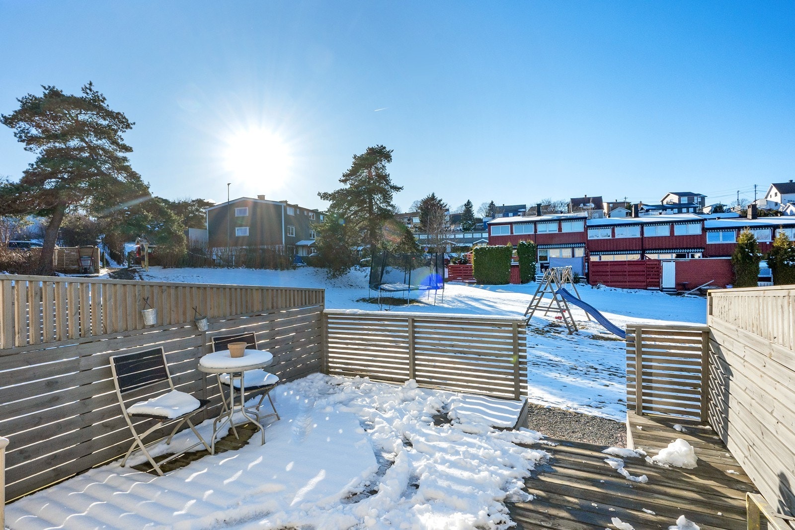 Inngangspartiet har en stor, vestvendt veranda der ettermiddags- og kveldssolen kan nytes. Galleribilde