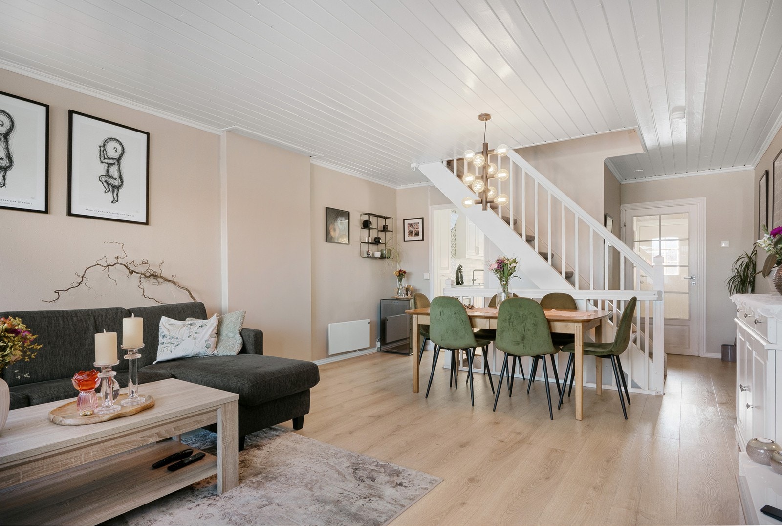 Kjøkken og stue ligger adskilt i hver sin ende i boligens 1. etasje, med 1-stavs laminat fra 2017 og lyse overflater. Galleribilde