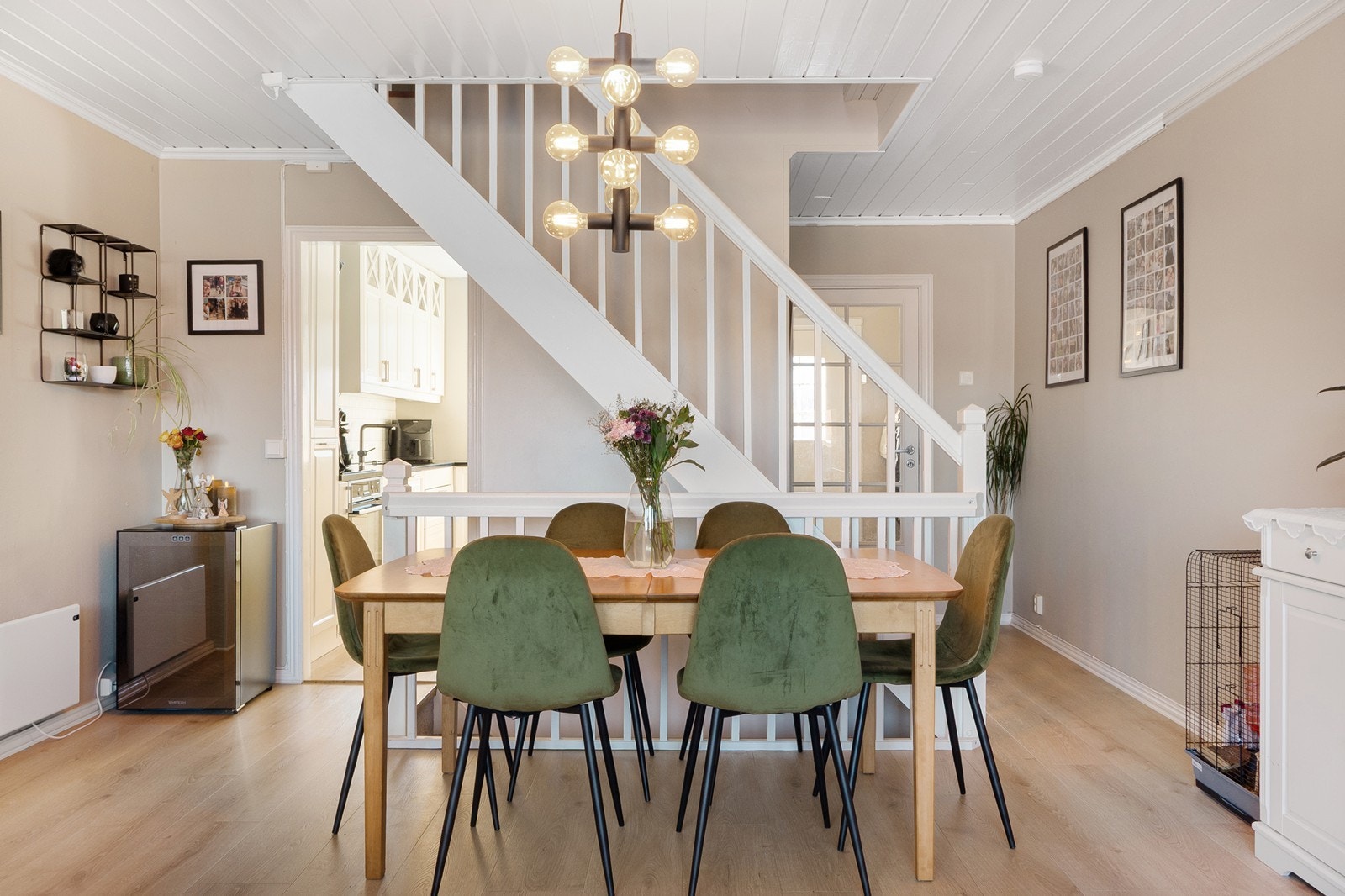 Tiltalende selveier rekkehus med familievennlig planløsning over tre plan, midt i smørøyet på Ørejordet! Galleribilde