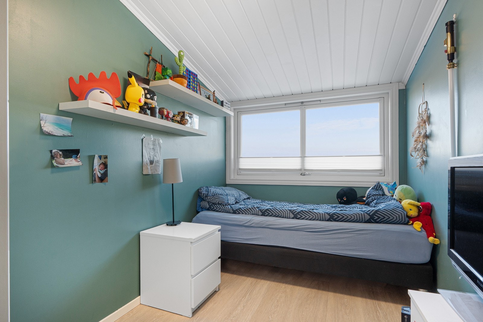 Soverommene er malt i blå/grønne fargetoner og skråtaket gir dybde i rommene som alle har store vinduer. Galleribilde