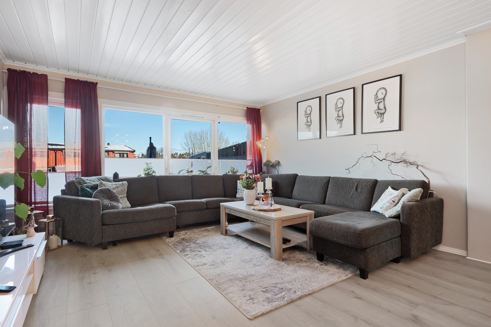 Store vindusflater med solskjerming gir rikelig med naturlig lys og verandadør leder ut til østvendt uteplass. Galleribilde