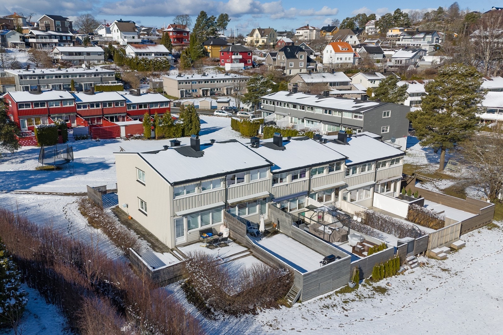 Omgivelsene er grønne og det er kort vei til butikk, barnehager, skoler og aktivitetstilbud for store og små. Galleribilde