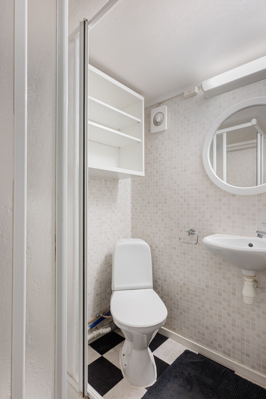 Badet i u. etg. var opprinnelig et toalettrom, innredet med toalett, servant og dusjkabinett. Galleribilde