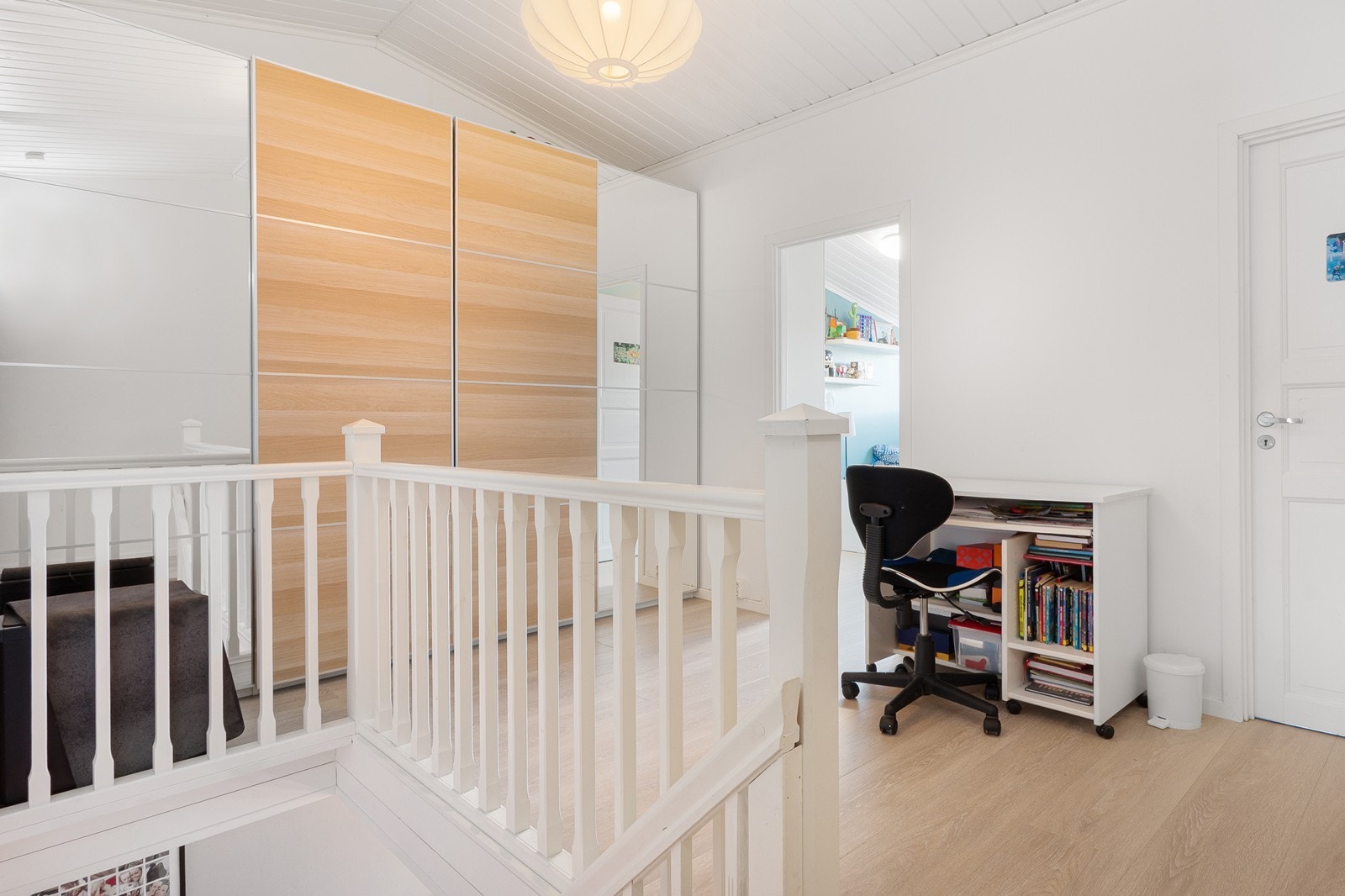 Trapperommet har stor skyvedørsgarderobe og plass til kontorpult el.l. Etasjen er åpen til takmønet som gir generøs høyde og en luftig romfølelse. Galleribilde