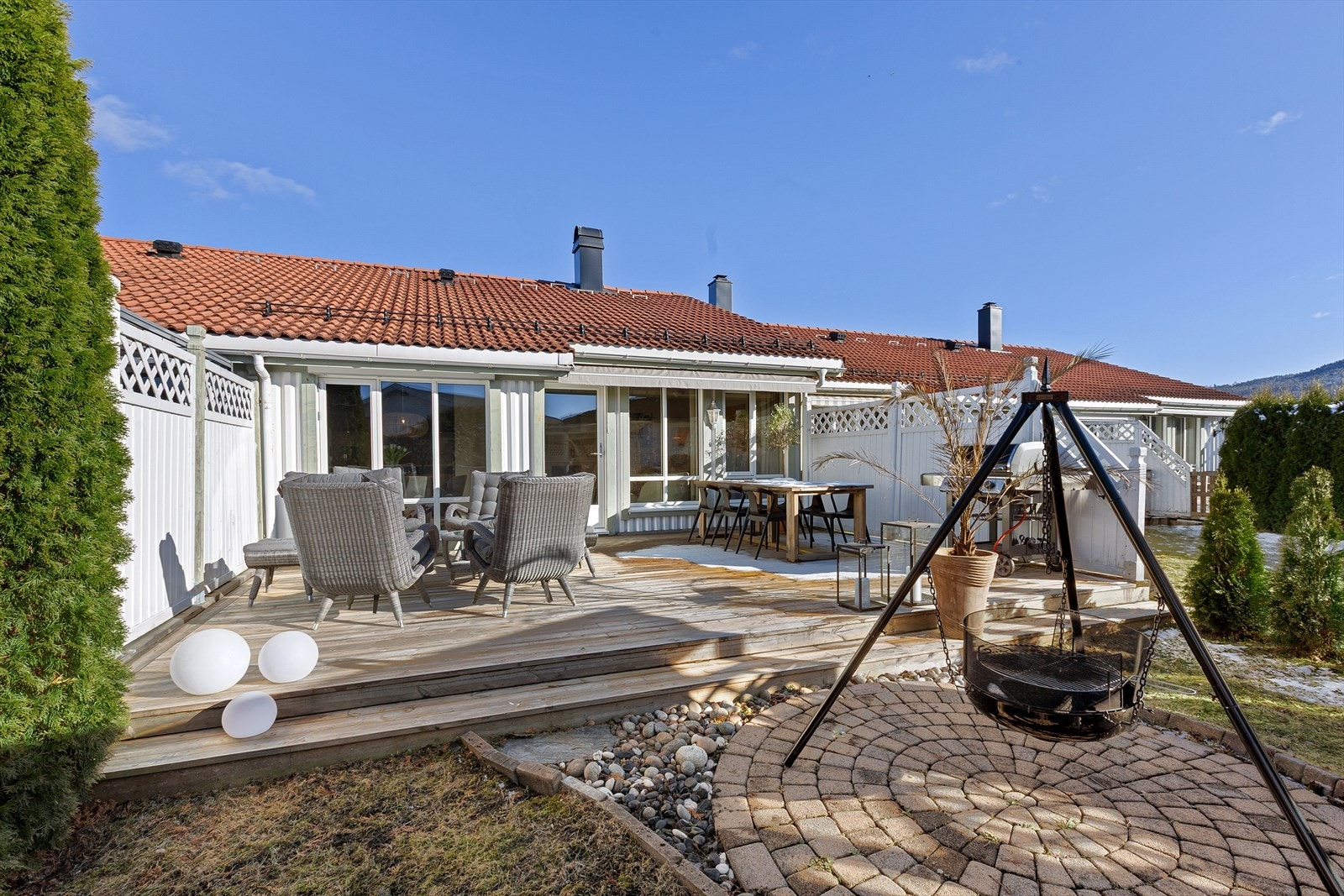 Stor og usjenert terrasse med meget gode solforhold Galleribilde