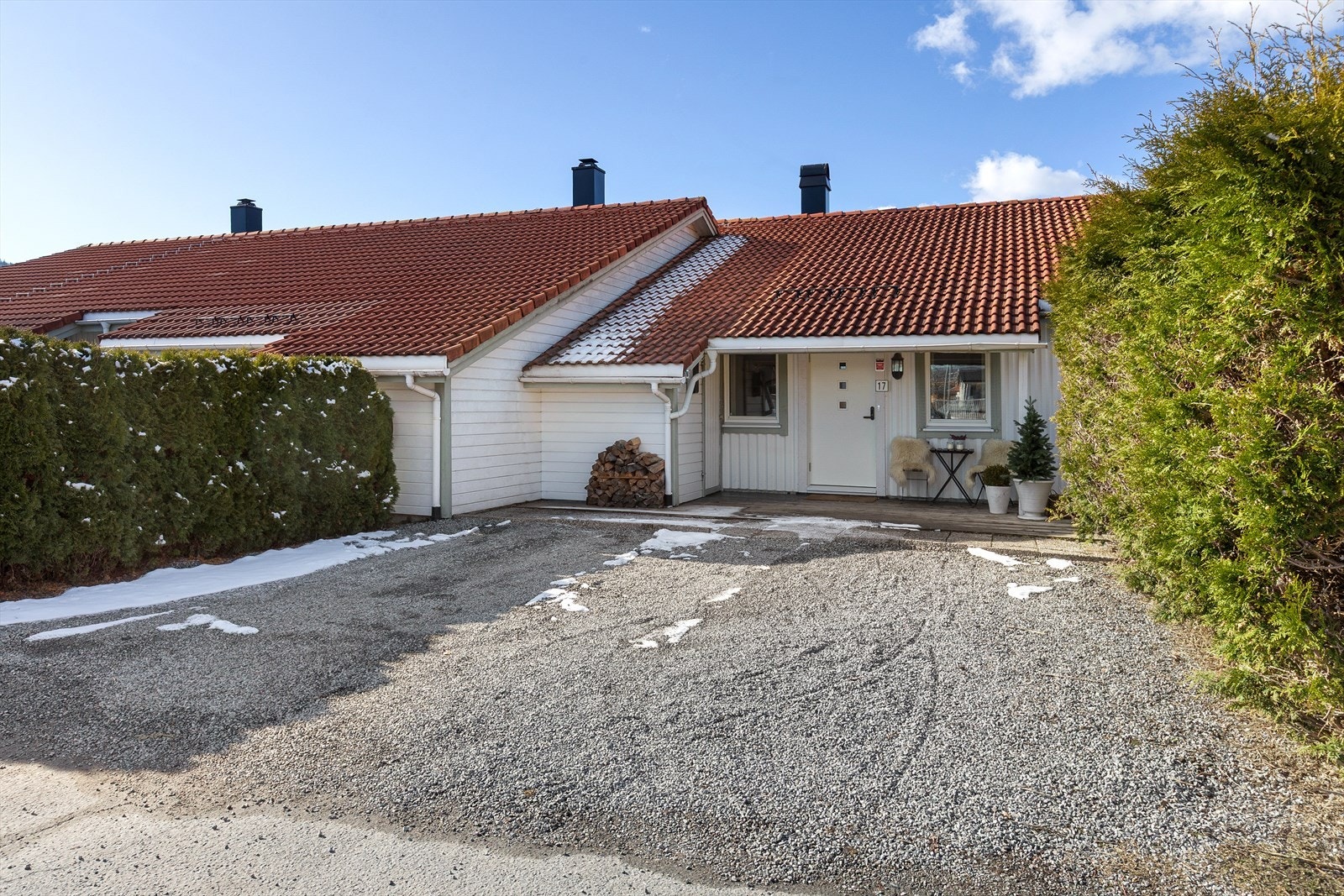 Stor gårdsplass med rikelig parkeringsmuligheter Galleribilde